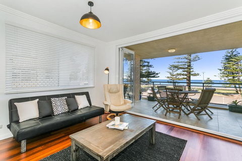 Beachfront On Golden Mile - New Castle Holiday 1