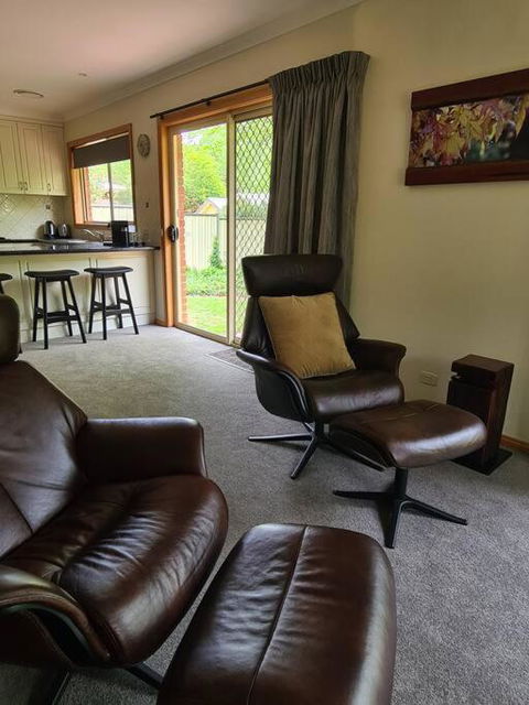 REDGUM RETREAT BRIGHT - Luxury Spa Villa - New Castle Holiday 0