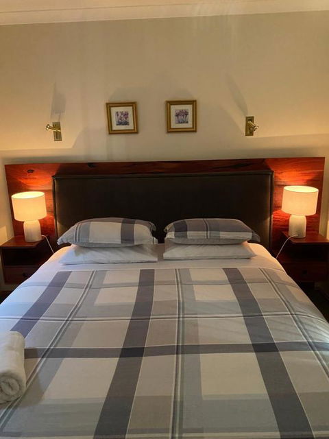 REDGUM RETREAT BRIGHT - Luxury Spa Villa - New Castle Holiday 1