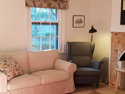 Redruth - 2 Bedroom Cottage Situated In Wandiligong - New Castle Holiday 2