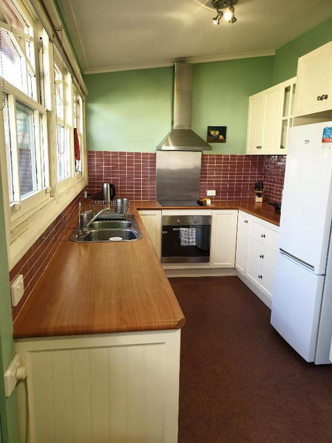 Redruth - 2 Bedroom Cottage Situated In Wandiligong - New Castle Holiday 3