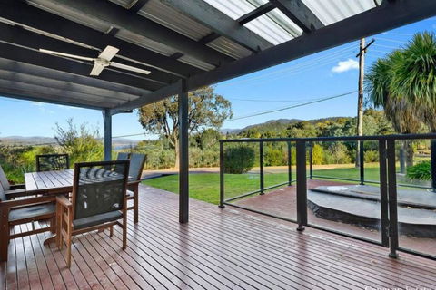 Relax In The Spa With Views Opposite Lake Eildon - New Castle Holiday 3