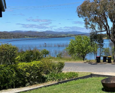 Relax In The Spa With Views Opposite Lake Eildon - New Castle Holiday 0
