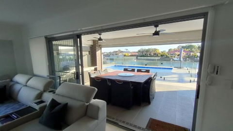 Relax Poolside By The Canal - New Castle Holiday 0