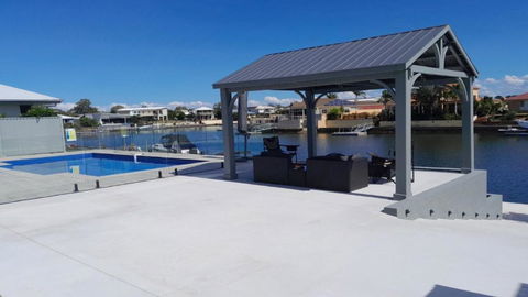 Relax Poolside By The Canal - New Castle Holiday 1