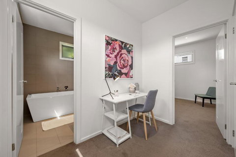 Relaxing Getaway Oasis With Patio In Charming Kew - New Castle Holiday 3