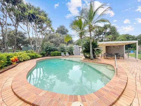 Relaxing Ocean View Apartment In Buddina - New Castle Holiday 3