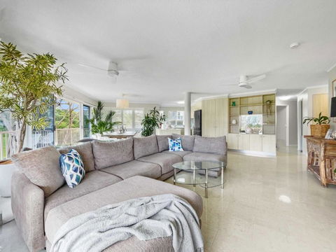 Relaxing Ocean View Apartment In Buddina - New Castle Holiday 0