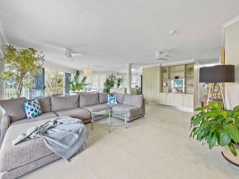Relaxing Ocean View Apartment In Buddina - New Castle Holiday 1