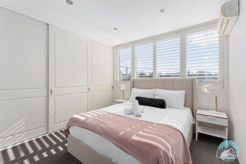 Relaxing Sunny North-Facing 2-Bed Apt In Vaucluse - New Castle Holiday 3