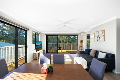 Renovated Coastal Getaway With Water Views - New Castle Holiday 2
