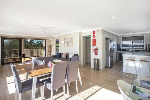 Renovated Coastal Getaway With Water Views - New Castle Holiday 3