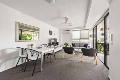 Resort Living - 10mins CBD - 2Bed / 2Bath / 1Car - New Castle Holiday 0