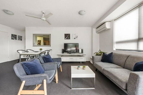 Resort Living - 10mins CBD - 2Bed / 2Bath / 1Car - New Castle Holiday 3