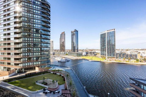 Resort-style Docklands Riverview Stay With Parking - New Castle Holiday 0