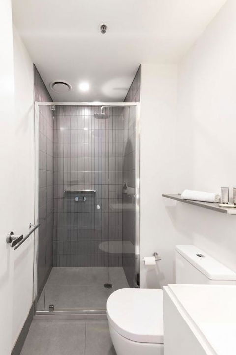 Resort Style Living 2 Bed Apt With Pool BBQ - New Castle Holiday 2