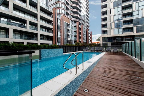 Resort Style Living In The Heart Of Moonee Ponds - New Castle Holiday 1