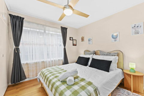 Retro Retreat - Mornington - New Castle Holiday 1