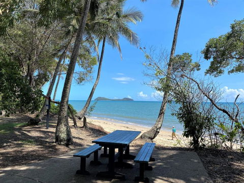 Ribbons Beachfront Apartments Clifton Beach - New Castle Holiday 3