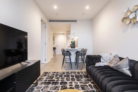 Ritzy Apartment In Iconic Australia 108 With Views - New Castle Holiday 2