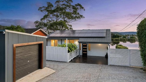 Riverside Retreat - Absolute Waterfront - New Castle Holiday 2