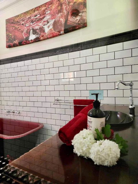 Riverwood Cottage, Accessible Accommodation - New Castle Holiday 3