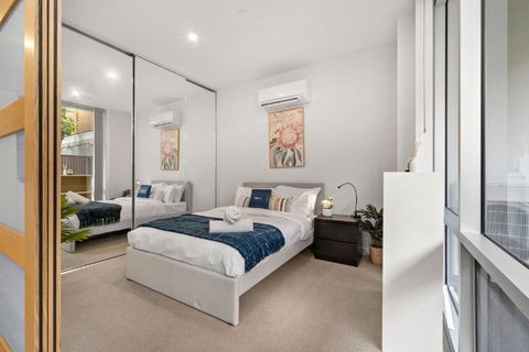 Rose - The Fringe Escape - New Castle Holiday 3