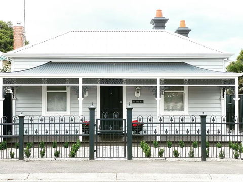Saint Brides - Superior Boutique Accomodation - STEPS TO PAKINGTON STREET - New Castle Holiday 0