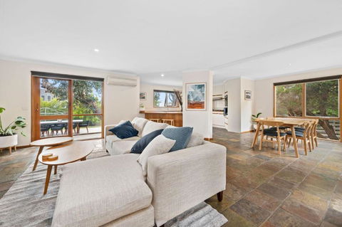 Roadknight Ocean Road View 236 - New Castle Holiday 3