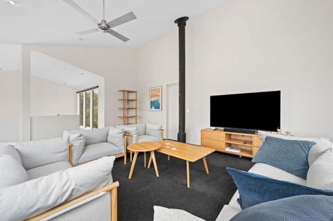 Roadknight Ocean Road View 236 - New Castle Holiday 0