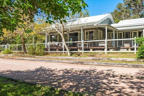 Rock Davis Luxury Beachouse - 100mtrs To Beach - New Castle Holiday 3