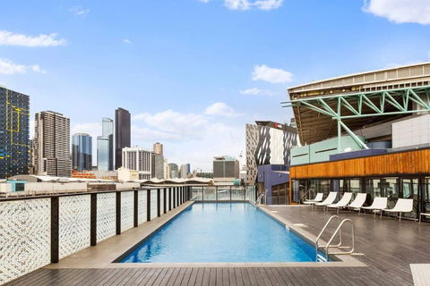 Rooftop Pool 2BR Apt At Marvel Stadium With Free Parking - New Castle Holiday 3