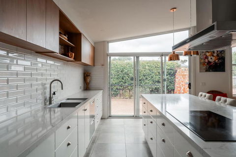 Rose Villa Heritage Home With Parking & WiFi - New Castle Holiday 2