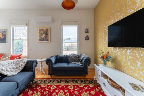 Rose Villa Heritage Home With Parking & WiFi - New Castle Holiday 3