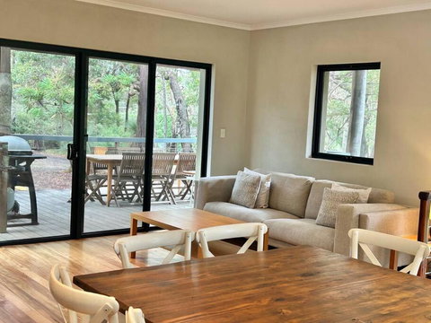 Rosella - Bushland Hideaway - New Castle Holiday 0