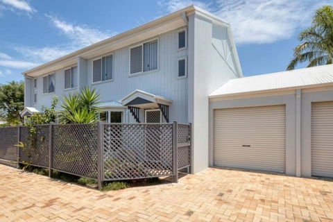 Rosella Rise! - New Castle Holiday 0