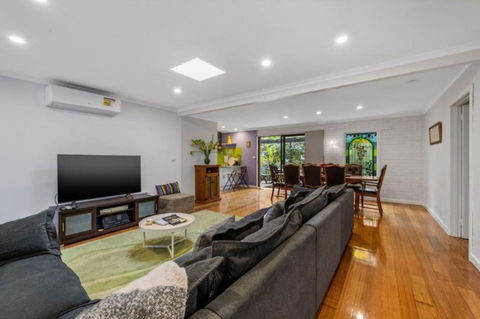 Roses On The River - An Absolute River Frontage Cottage - New Castle Holiday 0