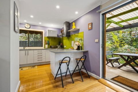 Roses On The River - An Absolute River Frontage Cottage - New Castle Holiday 3