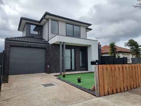 Rosie Townhouse - Modern Home In Sunshine - New Castle Holiday 0