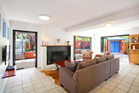 Ross Cres Spacious Private Beach House - New Castle Holiday 1