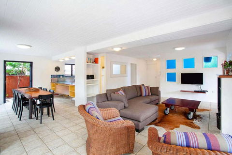 Ross Cres Spacious Private Beach House - New Castle Holiday 2