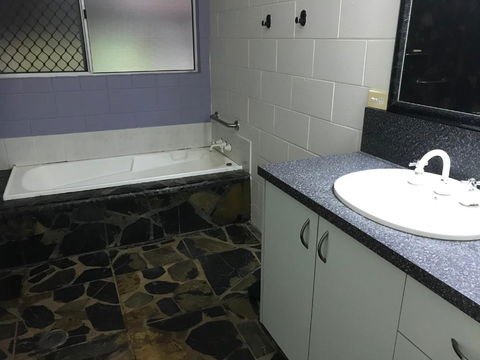 Royal Palm Cottage, Entire Two Bedroom 2 Bathroom House With Pool - New Castle Holiday 3