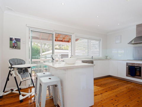 Rubys Retreat, 44 Achilles Street - Pet Friendly, Aircon, Wifi & Boat Parking - New Castle Holiday 3