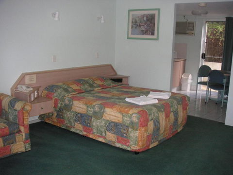 Runaway Bay Motor Inn - New Castle Holiday 3