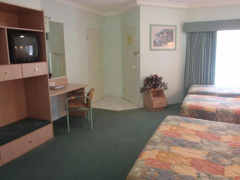 Runaway Bay Motor Inn - New Castle Holiday 2