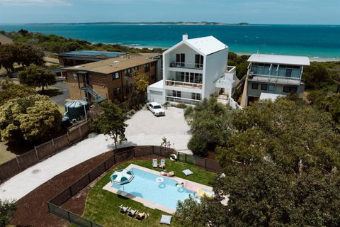 Sagres Queenscliff - Luxury House By The Beach - New Castle Holiday 1