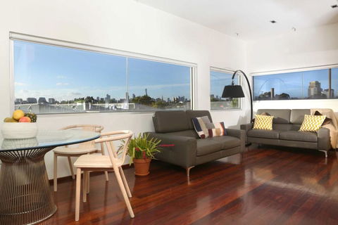 Saint George - The Townhouse - New Castle Holiday 2
