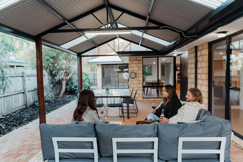 Salhus - Sleep In King Beds & Easy Walk To Town - New Castle Holiday 0