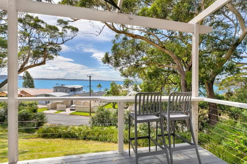 Sally Beach House With Ocean Views - New Castle Holiday 0