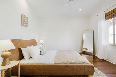 Salmon Calm - Trendy Velvet Allure By Albert Park - New Castle Holiday 0
